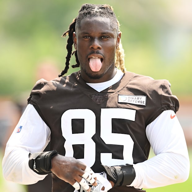 Jun 12, 2025; Berea, OH, USA;  Cleveland Browns tight end David Njoku (85) walks off the field during mini camp at CrossCount