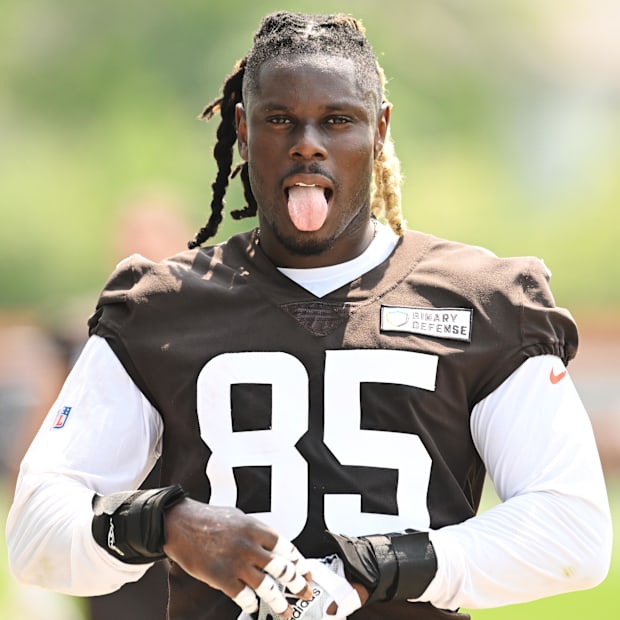 Jun 12, 2025; Berea, OH, USA;  Cleveland Browns tight end David Njoku (85) walks off the field during mini camp at CrossCount