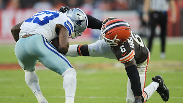 Cleveland Browns linebacker Jeremiah Owusu-Koramoah (6) tackles Dallas Cowboys running back Rico Dowdle (23) 