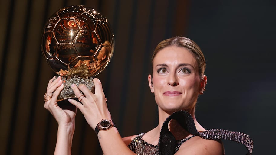 Alexia Putellas with her second Ballon d’Or Féminin. | IMAGO/Xinhua