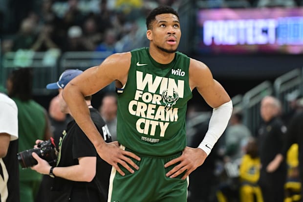 Milwaukee striker Bucks Giannis Antetokounmpo (34)