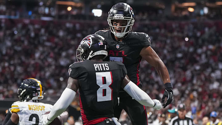 Sep 8, 2024; Atlanta, Georgia, USA; Atlanta Falcons tight end Kyle Pitts (8) reacts with running back Bijan Robinson (7) after catching a touchdown pass against the Pittsburgh Steelers during the first half at Mercedes-Benz Stadium. Mandatory Credit: Dale Zanine-Imagn Images Sep 8, 2024; Atlanta, Georgia, USA; Atlanta Falcons tight end Kyle Pitts (8) reacts with running back Bijan Robinson (7) after catching a touchdown pass against the Pittsburgh Steelers during the first half at Mercedes-Benz Stadium. Mandatory Credit: Dale Zanine-Imagn Images