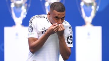 Kylian Mbappe küsst das Real-Wappen