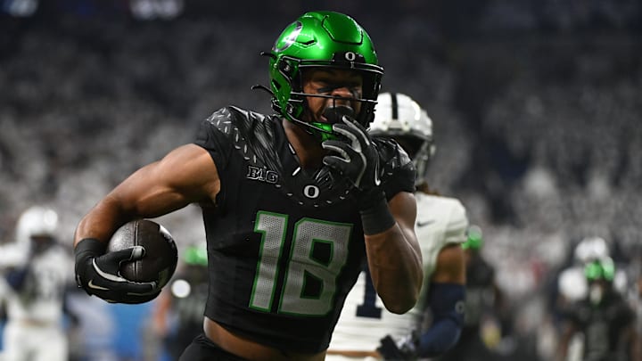 Dec 7, 2024; Indianapolis, IN, USA; Oregon Ducks tight end Kenyon Sadiq (18) runs for a touchdown during the first quarter against the Penn State Nittany Lions in the 2024 Big Ten Championship game at Lucas Oil Stadium. Mandatory Credit: Robert Goddin-Imagn Images Dec 7, 2024; Indianapolis, IN, USA; Oregon Ducks tight end Kenyon Sadiq (18) runs for a touchdown during the first quarter against the Penn State Nittany Lions in the 2024 Big Ten Championship game at Lucas Oil Stadium. Mandatory Credit: Robert Goddin-Imagn Images