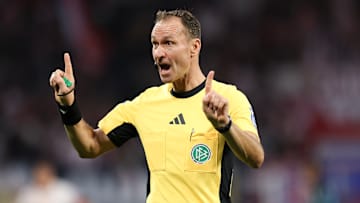 Bastian Dankert im Einsatz beim Duell zwischen Leipzig und Leverkusen