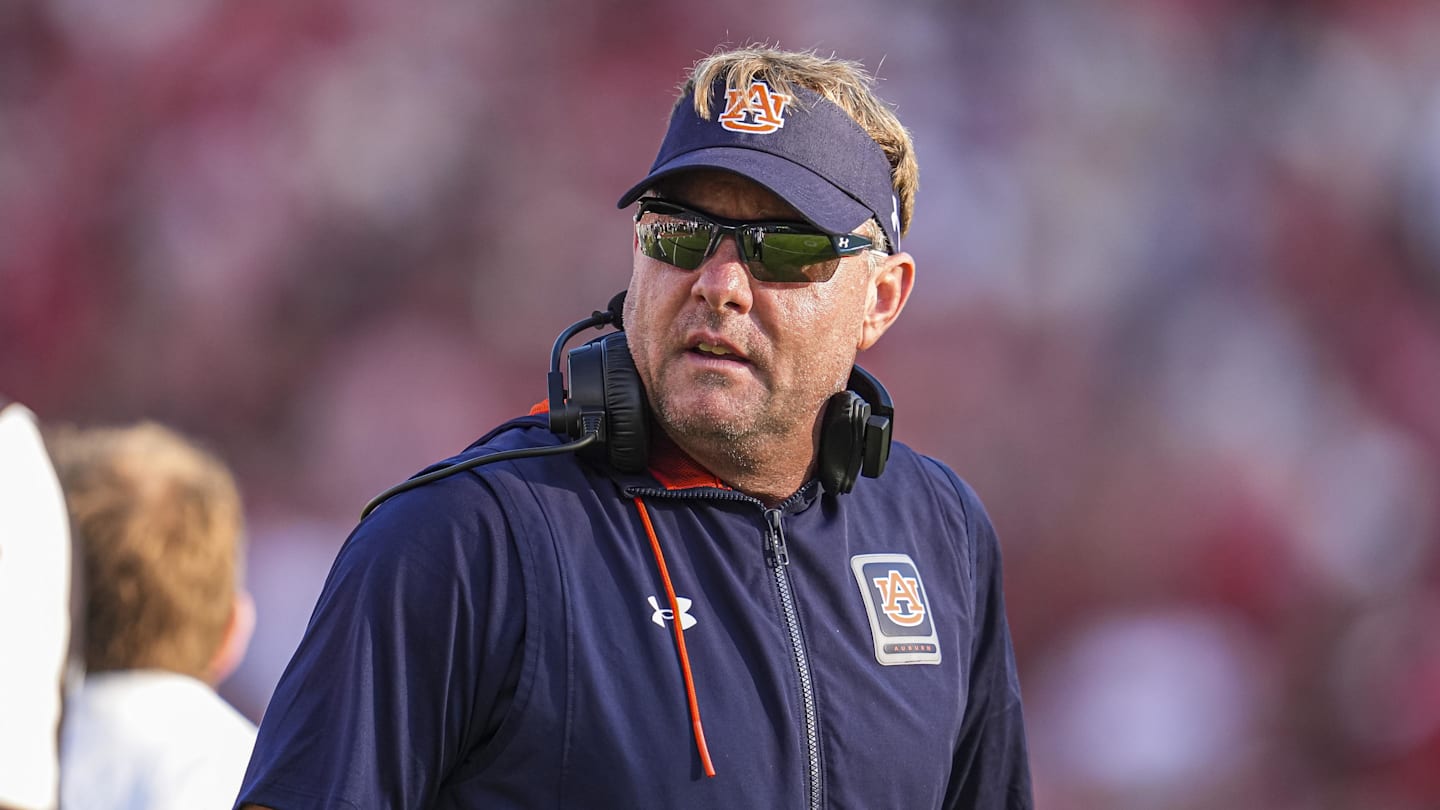 Hugh Freeze cố gắng câu giờ thêm cho đội bóng Auburn bằng cách tổ chức một bữa tiệc đáng tiếc