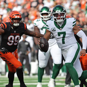Oct 26, 2025; Cincinnati, Ohio, USA; New York Jets quarterback Justin Fields (7) runs with the ball during the fourth quarter against the Cincinnati Bengals at Paycor Stadium. Mandatory Credit: Joseph Maiorana-Imagn Images