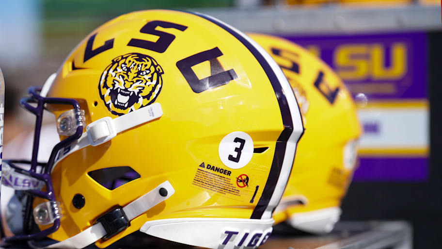 LSU Tigers freshman running back JT Lindsey turned himself in after a warrant was issued for an accessory charge. | Denny Medley-Imagn Images