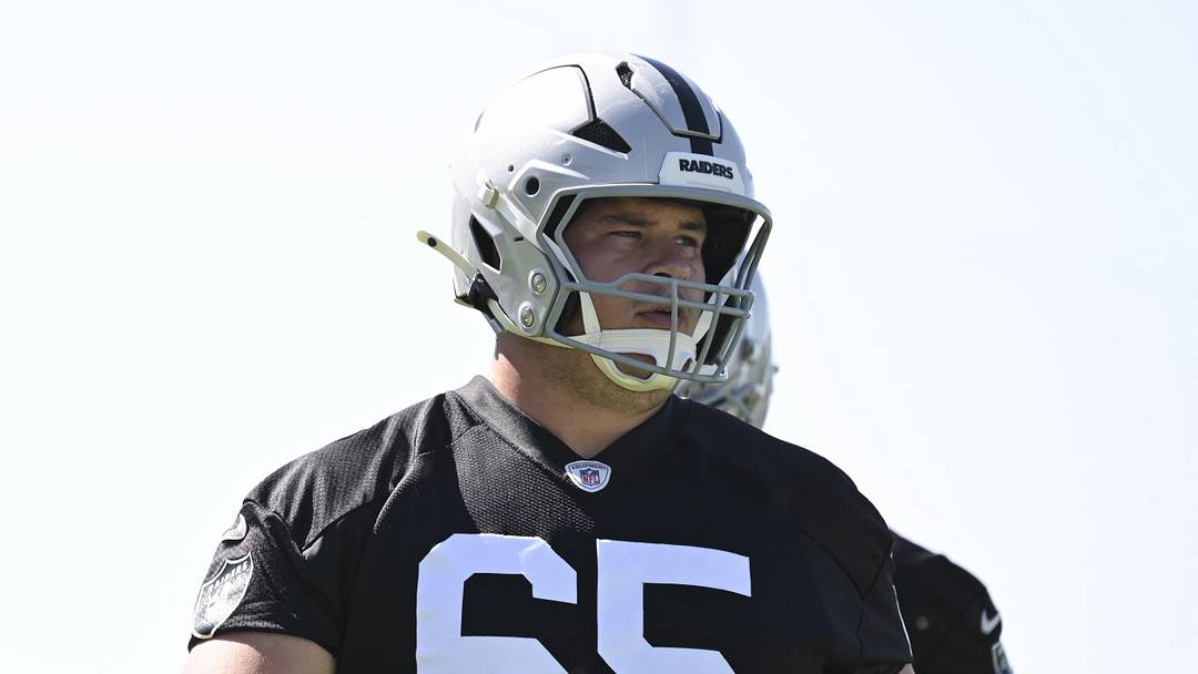 Las Vegas Raiders center Tyler Linderbaum