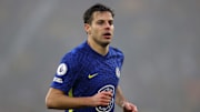 Prestes a entrar nos seis últimos meses de contrato, experiente lateral ainda não acertou as bases junto ao Chelsea