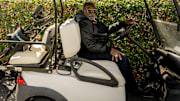 Luis Tiant en su clásico carrito de golf, que usaron los Medias Rojas de Boston para homenajearlo