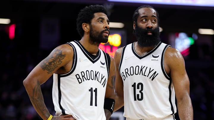 Ngày 2 tháng 2 năm 2022; Sacramento, California, Hoa Kỳ; Hậu vệ Kyrie Irving (11) và hậu vệ James Harden (13) của Brooklyn Nets trò chuyện trong hiệp thứ tư đấu với Sacramento Kings tại Trung tâm Golden 1. Tín dụng bắt buộc: Sergio Estrada-Imagn Images