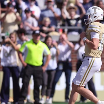 Oct 25, 2025; Atlanta, Georgia, USA; Georgia Tech Yellow Jackets quarterback Haynes King (10) scores a touchdown against the Syracuse Orange in the third quarter at Bobby Dodd Stadium at Hyundai Field. Mandatory Credit: Brett Davis-Imagn Images