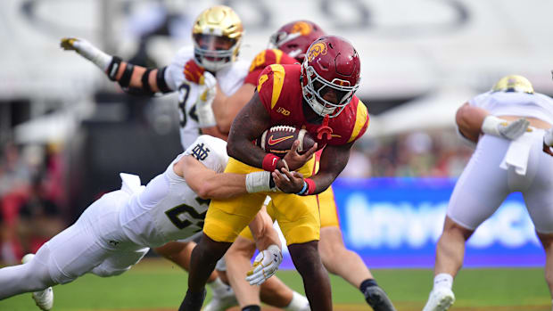 Southern California Trojans running back Woody Marks (4) runs the ball against Notre Dame Fighting defense 