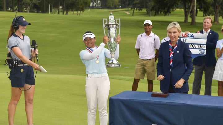 Rianne Malixi hoists the trophy after winning the 2024 U.S. Women's Amateur.