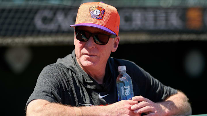 May 20, 2025; San Francisco, California, USA; San Francisco Giants manager Bob Melvin (6) watches batting practice before a game against the Kansas City Royals at Oracle Park May 20, 2025; San Francisco, California, USA; San Francisco Giants manager Bob Melvin (6) watches batting practice before a game against the Kansas City Royals at Oracle Park