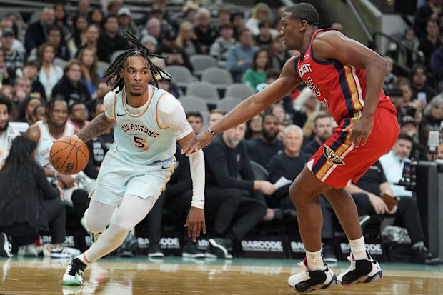  San Antonio Spurs guard Stephon Castle (5) dribbles against New Orleans Pelicans center Trey Jemison III (55).