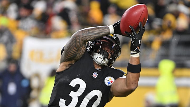 Pittsburgh Steelers returner Jaylen Warren (30) catches a kickoff against the Cincinnati Bengals during the first quarter at Acrisure Stadium. Pittsburgh Steelers returner Jaylen Warren (30) catches a kickoff against the Cincinnati Bengals during the first quarter at Acrisure Stadium.
