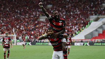 Gabigol e Gerson no 3 a 1 do Flamengo sobre o Atlético-MG.