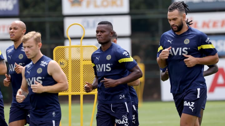 Fenerbahçe oyuncuları koşu yapıyor. Fenerbahçe oyuncuları koşu yapıyor.