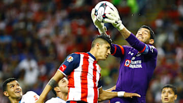 En el Apertura 2016, Alan Pulido venció a Jesús Corona para darle el último triunfo de Chivas sobre Cruz Azul en el Estadio Akron.