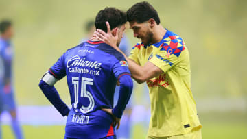 El uruguayo Ignacio Rivero de Cruz Azul y Henry Martín del América durante la gran final del Clausura 2024