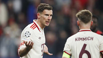 Leon Goretzka (l.) sollte sich keine Verwarnung abholen