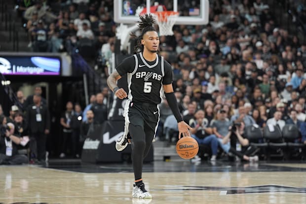 San Antonio Spurs guard Stephon Castle (5) brings up the ball in the first half against the Golden State Warriors.