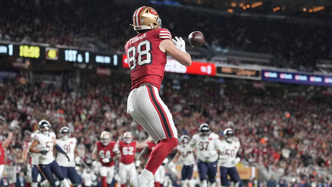 Dec 28, 2025; Santa Clara, California, USA; San Francisco 49ers tight end Jake Tonges (88) makes a catch to score a touchdown against the Chicago Bears in the first half at Levi's Stadium. Mandatory Credit: Kyle Terada-Imagn Images Dec 28, 2025; Santa Clara, California, USA; San Francisco 49ers tight end Jake Tonges (88) makes a catch to score a touchdown against the Chicago Bears in the first half at Levi's Stadium. Mandatory Credit: Kyle Terada-Imagn Images