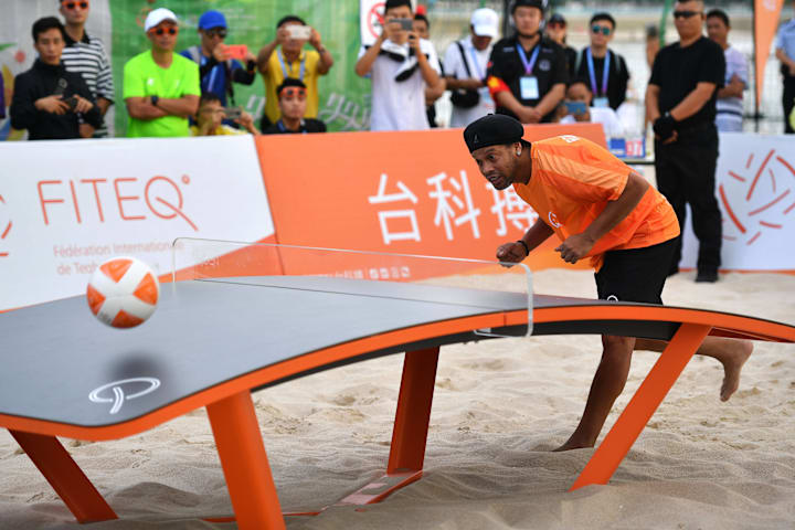 Ronaldinho beim Teqball