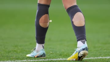 De plus en plus de footballeurs jouent avec des chaussettes trouées, mais pourquoi ? 