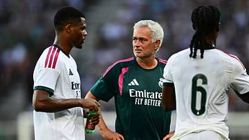 Jose Mourinho im Gespräch mit Denzel Dumfries
