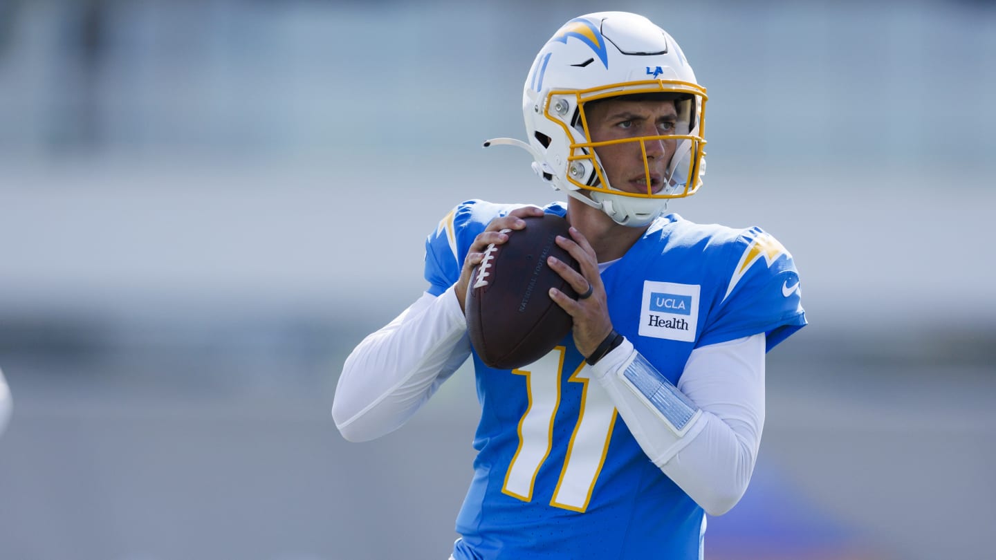 Who is Luis Pérez, the Mexican quarterback who signed with the Los Angeles Chargers?