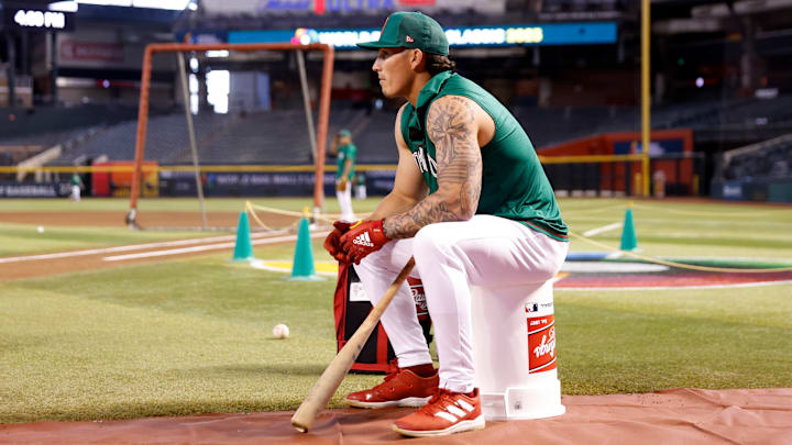 Jarren Duran del Equipo México, espera su turno para tomar práctica de bateo antes del inicio del Clásico Mundial de Beisbol en el Chase Field