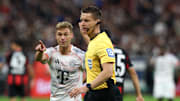 Nahm den Frankfurter Treffer zurück: Schiri Daniel Siebert