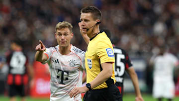 Nahm den Frankfurter Treffer zurück: Schiri Daniel Siebert