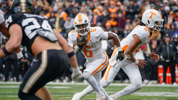 Tennessee running back Dylan Sampson (6) runs the ball during the fourth quarter at FirstBank Stadium in Nashville, Tenn., Sa