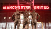 Bobby Charlton aparece ao lado de George Best, Denis Law em famosa estátua na frente de Old Trafford, o estádio do Manchester United