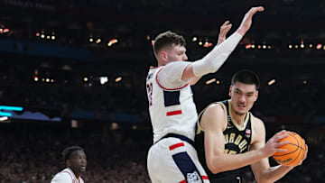 Connecticut Huskies center Donovan Clingan (32) guards Purdue Boilermakers center Zach Edey (15) during the Men's NCAA national championship game at State Farm Stadium in Glendale on April 8, 2024.