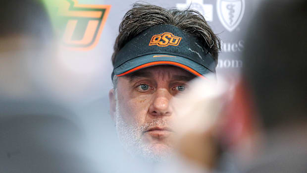 Mike Gundy habló para la prensa durante la práctica de primavera 2023.