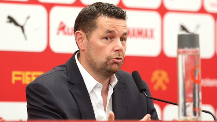 Pierre Sage attend une nouvelle recrue. Pierre Sage attend une nouvelle recrue.