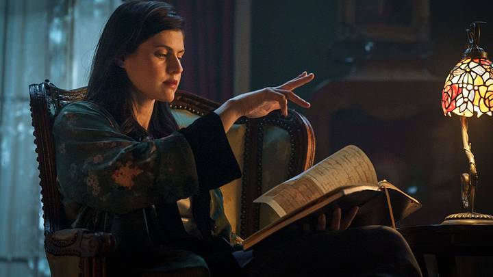 Alexandra Daddario as Rowan Fielding - Mayfair Witches Season 2, Episode 1 