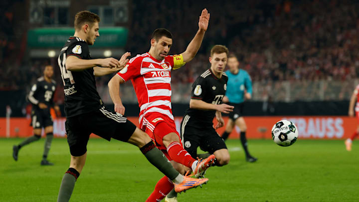 Rani Khedira im Zweikampf mit Josip Stanisic