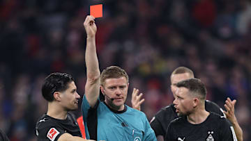 Rote Karte gegen Rocco Reitz