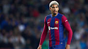 La direction du Barça aurait pris une décision concernant Ronald Araujo. 