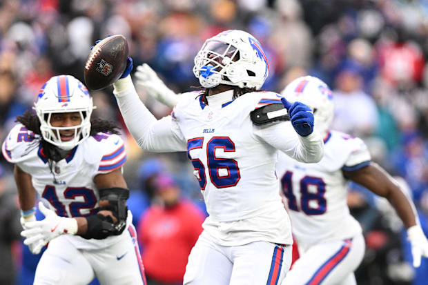 Buffalo Bill's defensive end Javon Solomon recovers a fumbling against the New England Patriots.