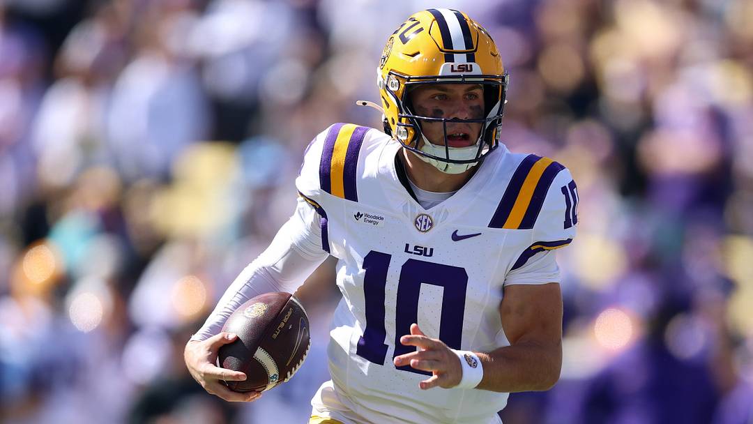 Louisiana State Tigers quarterback Sam Leavitt. Mandatory Credit: Stephen Lew-Imagn Images