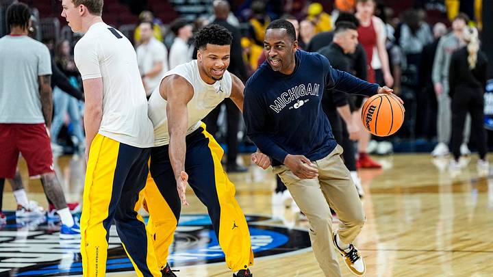 Michigan forward Yaxel Lendeborg (23) warms up with assistant coach Mike Boynton Jr. ahead of the NCAA Tournament Sweet 16 between Michigan and Alabama at United Center in Chicago on Friday, March 27, 2026.