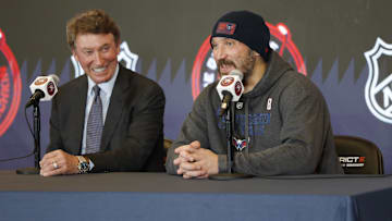 Alex Ovechkin, Wayne Gretzky, Washington Capitals Mandatory Credit: Geoff Burke-Imagn Images
