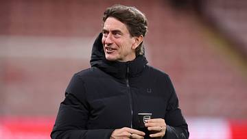 Thomas Frank avec un gobelet aux couleurs d'Arsenal